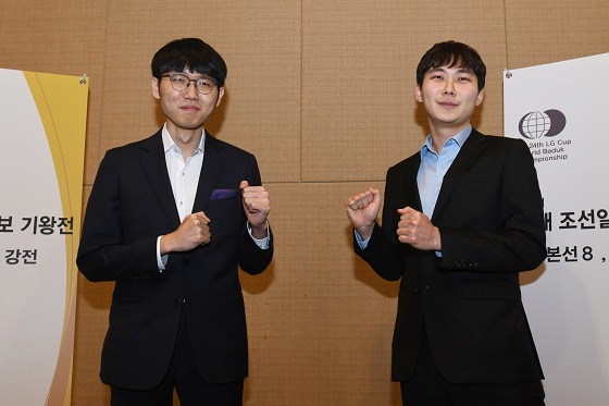 4년 만에 한국의 LG배 우승을 결정지은 신진서 9단(왼쪽)과 박정환 9단이 기념촬영에서 두 주먹을 쥐고 포즈를 취하고 있다.