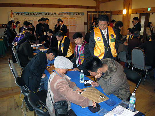 시각장애인, 국내 최초 한 자리에 모여 바둑 축제 벌여