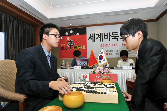 ▲한국의 이동훈 초단(오른쪽)이 중국의 탄샤오 7단에게 반집을 패하며 세계대회 첫승을 다음으로 미루게 됐다 