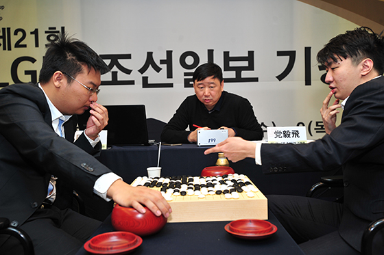 중국 당이페이, 저우루이양 꺾고 세계대회 첫 우승