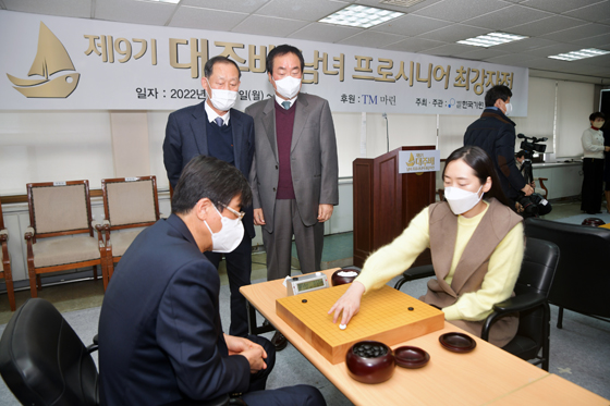 ▲이기섭 8단(왼쪽)과 이다혜 5단의 예선전을 지켜 보는 김대욱 TM마린 사장(뒷줄 오른쪽)과 양상국 한국기원 이사