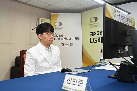 신민준, LG배 결승1국에서 커제에게 패배