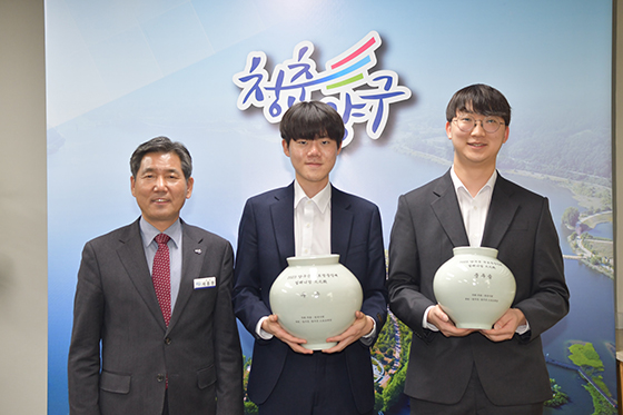 ▲(왼쪽부터)서흥원 양구군수, 우승 한우진 7단, 준우승 박현수 5단