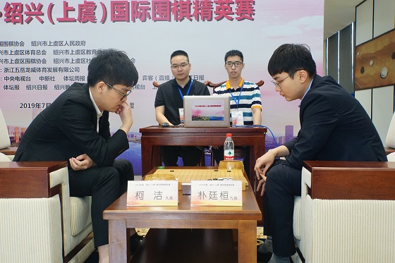 ▲박정환 9단(오른쪽)이 사오싱 국제바둑대회에서 커제 9단에게 패했다(사진-시나바둑 제공)