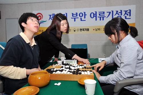 ▶ 집요한 추격을 물리치고 반집승했지만 루이 9단은 최정 초단의 바둑이 점점 강해지고 있다고 혀를 내둘렀다