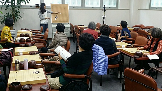 ▲여성바둑 서초교실 강의 장면(김세영 강사)